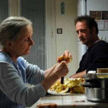Quelques heures de printemps: Hélène Vincent e Vincent Lindon in una scena casalinga del film