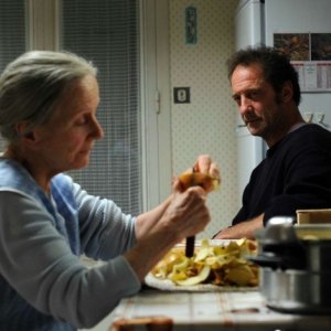 Quelques heures de printemps: Hélène Vincent e Vincent Lindon in una scena casalinga del film