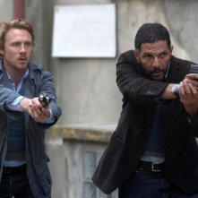 Roschdy Zem in una sequenza d'azione di Mains armées