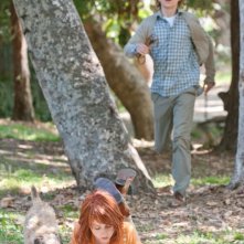 Ruby Sparks: Paul Dano corre verso Zoe Kazan in una scena del film