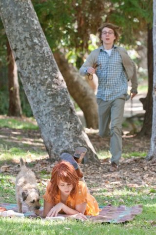 Ruby Sparks: Paul Dano corre verso Zoe Kazan in una scena del film