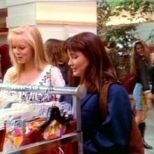 Shannen Doherty e Jennie Garth nell'episodio Una ragazza troppo sola della serie  Beverly Hills, 90210