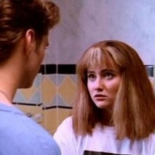 Shannen Doherty in un momento dell'episodio Un passato tutto da scoprire della serie Beverly Hills, 90210