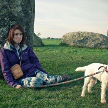 Sightseers: un'affranta Alice Lowe insieme al suo cagnolino in una scena