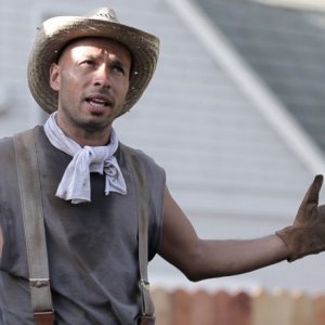 Wrong: Eric Judor in una scena del film francese di Quentin Dupieux