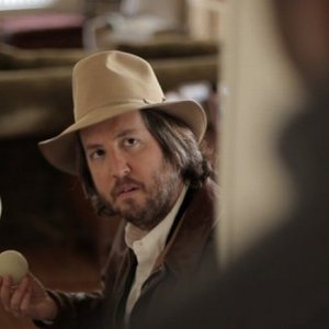 Wrong: Steve Little è il detective Ronnie in una scena del film diretto da Quentin Dupieux