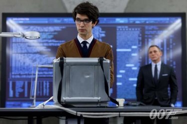 Ben Whishaw e, sullo sfondo, Daniel Craig in una scena di 007 - Skyfall