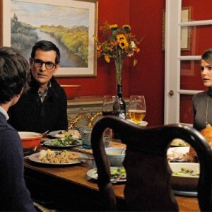 Graham Phillips con Ty Burrell e Keri Russell in una scena di Goats