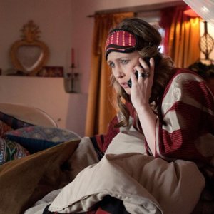 Vera Farmiga pronta per andare a dormire in una scena di Goats