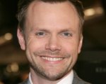 Joel McHale in moto con Sons of Anarchy