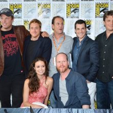 Joss Whedon ed il cast di Firefly posano al Comic-Con 2012 in occasione della reunion per il decimo anniversario della serie