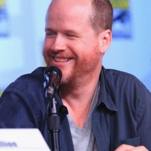 Un sorridente Joss Whedon alla reunion di Firefly al Comic-Con 2012 per il decimo anniversario della serie