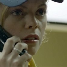 Compliance: la protagonista Dreama Walker in una scena del film nei panni di Becky