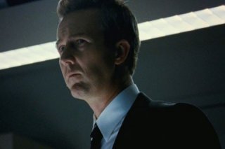 Edward Norton in un primo piano dal film The Bourne Legacy