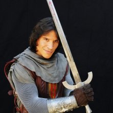 Il cavaliere del Santo Graal: Sergio Peris-Mencheta in una foto promozionale con la sua spada