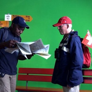 Image Problem: due turisti in una scena del documentario sui problemi d'immagine della moderna Svizzera