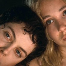 Jack and Diane: una bella immagine di Juno Temple e Riley Keough tratta dal film drammatico