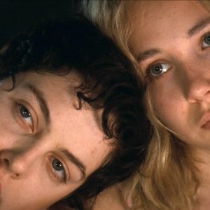 Jack and Diane: una bella immagine di Juno Temple e Riley Keough tratta dal film drammatico