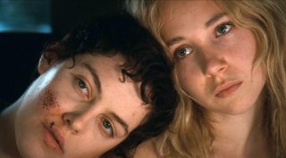 Jack and Diane: una bella immagine di Juno Temple e Riley Keough tratta dal film drammatico