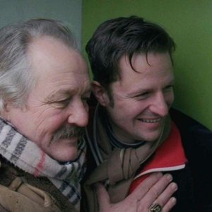 The Shine of Day: Walter Saabel abbraccia l'amico Philipp Hochmair in una scena del film