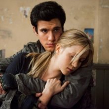 Falling Skies: Drew Roy e Jessy Schram in una scena dell'episodio Ritorno a casa