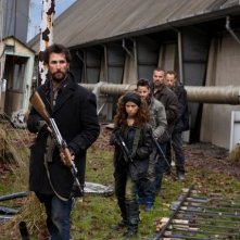 Falling Skies: in testa al gruppo, Noah Wyle in una scena dell'episodio Amore ed altri gesti di coraggio
