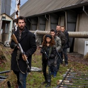 Falling Skies: in testa al gruppo, Noah Wyle in una scena dell'episodio Amore ed altri gesti di coraggio
