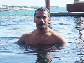 Mark Consuelos in acqua