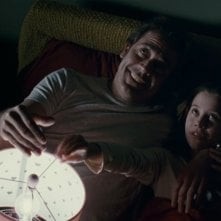 The Possession: Natasha Calis con Jeffrey Dean Morgan in una scena del film