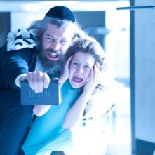 The Possession: Natasha Calis con Matisyahu in una scena del film