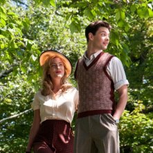 Ben Barnes e Nora Arnezeder in un frutteto in una scena di The Words