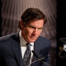 Dennis Quaid impegnato in un discorso in una scena di The Words
