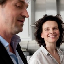 Elles: Juliette Binoche e Louis-Do de Lencquesaing in una scena del film