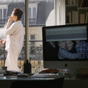 Elles: Juliette Binoche in una scena del film si gode la sua casa