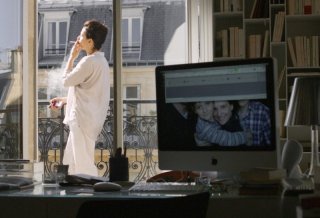 Elles: Juliette Binoche in una scena del film si gode la sua casa
