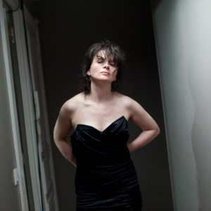 Elles: Juliette Binoche tenta di liberarsi dal suo scomodo vestito da sera in una scena del film