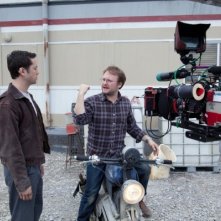Joseph Gordon-Levitt discute col regista Rian Johnson sul set di Looper