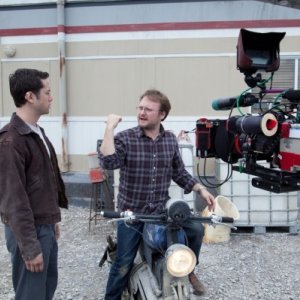 Joseph Gordon-Levitt discute col regista Rian Johnson sul set di Looper