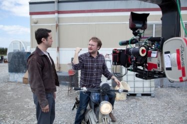 Joseph Gordon-Levitt discute col regista Rian Johnson sul set di Looper