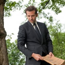 The Words: Bradley Cooper in un momento del film con in mano il manoscritto incriminato