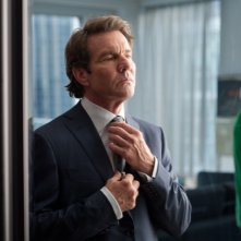 The Words: Dennis Quaid si sistema la cravatta in una scena