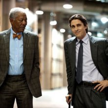 Christian Bale e Morgan Freeman sorridono compiaciuti in una scena di Il cavaliere oscuro - Il ritorno