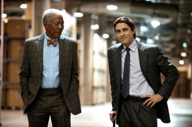 Christian Bale e Morgan Freeman sorridono compiaciuti in una scena di Il cavaliere oscuro - Il ritorno