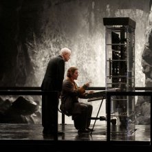 Christian Bale mostra a Michael Caine uno degli strumenti di Batman in una scena di Il cavaliere oscuro - Il ritorno