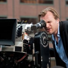 Christopher Nolan guarda nella sua telecamera sul set de Il cavaliere oscuro - Il ritorno