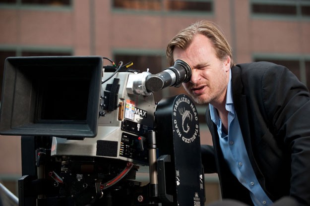 Christopher Nolan guarda nella sua telecamera sul set de Il cavaliere oscuro - Il ritorno