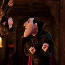 Hotel Transylvania: il conte Dracula parla con l'adorata figlia Mavis in una divertente scena del film