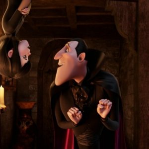 Hotel Transylvania: il conte Dracula parla con l'adorata figlia Mavis in una divertente scena del film