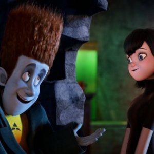 Hotel Transylvania: Mavis e Johnnystein in una scena del film