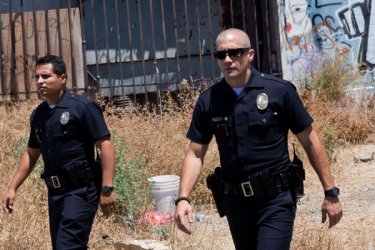 Michael Pena e Jake Gyllenhaal in una scena di End of Watch